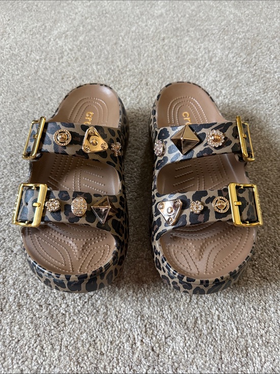 CROCS Shoes - NWOT Limited Edition/Rare Women’s Crocs Saturday Leopard Platform 8